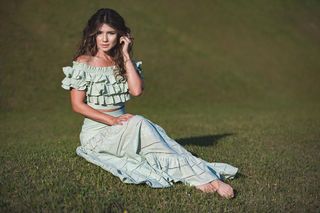Paula Fernandes feet photo thumbnail