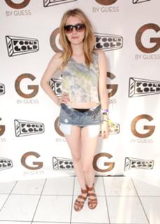 Emma Roberts feet photo thumbnail