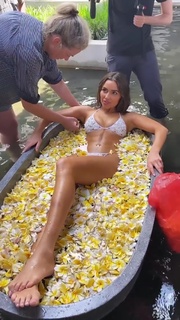 Olivia Culpo feet photo thumbnail