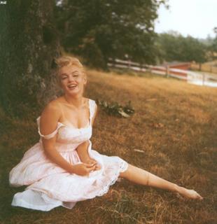 Marilyn Monroe feet photo thumbnail