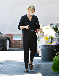 Charlize Theron feet photo thumbnail