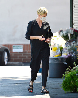 Charlize Theron feet photo thumbnail