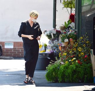 Charlize Theron feet photo thumbnail