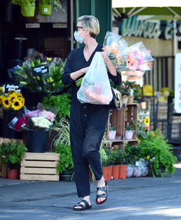 Charlize Theron feet photo thumbnail