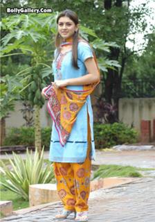 Hansika Motwani feet photo thumbnail