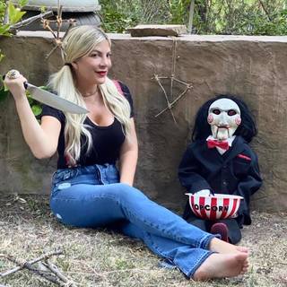 Tori Spelling feet photo thumbnail