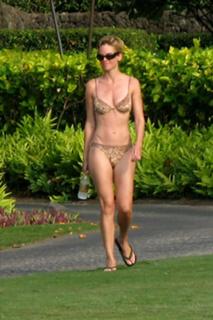 Hilary Swank feet photo thumbnail