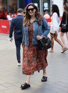 Kelly Brook feet photo thumbnail