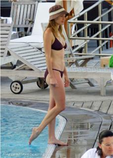Hilary Swank feet photo thumbnail