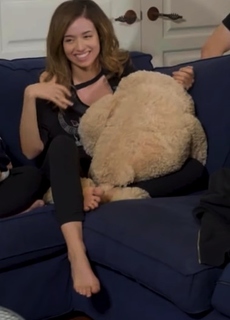 Imane Pokimane Anys feet photo thumbnail
