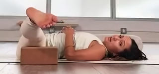 Kino MacGregor feet photo thumbnail