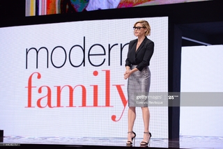 Julie Bowen feet photo thumbnail