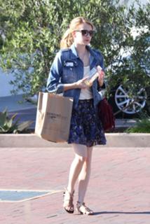 Emma Roberts feet photo thumbnail
