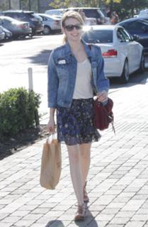 Emma Roberts feet photo thumbnail