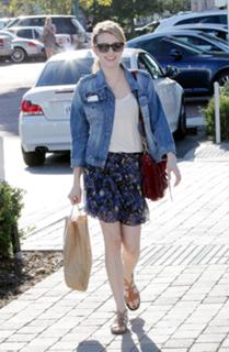 Emma Roberts feet photo thumbnail