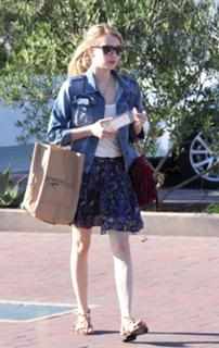 Emma Roberts feet photo thumbnail