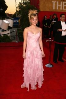 Kaley Cuoco feet photo thumbnail