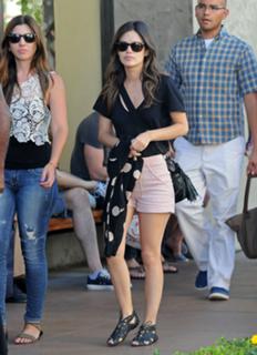 Rachel Bilson feet photo thumbnail
