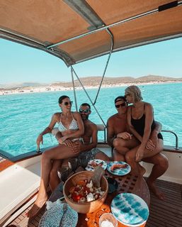 Athina Oikonomakou feet photo thumbnail