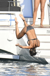 Elisabetta Canalis feet photo thumbnail