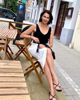 Anna Popek feet photo thumbnail