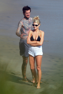 Charlotte McKinney feet photo thumbnail
