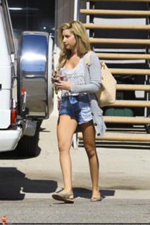 Ashley Tisdale feet photo thumbnail