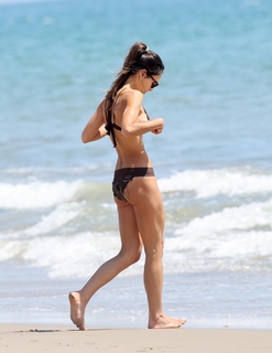 Jordana Brewster feet photo thumbnail