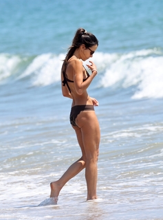 Jordana Brewster feet photo thumbnail