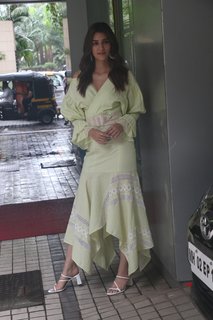 Kriti Sanon feet photo thumbnail