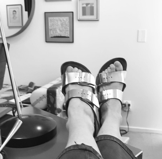 Julie Bowen feet photo thumbnail