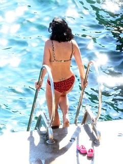 Lily Allen feet photo thumbnail