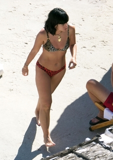 Lily Allen feet photo thumbnail