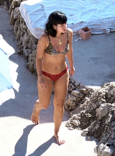 Lily Allen feet photo thumbnail