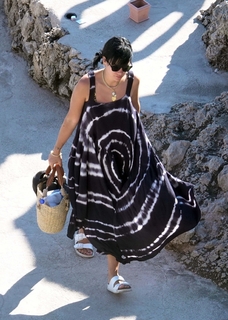 Lily Allen feet photo thumbnail