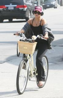 Vanessa Hudgens feet photo thumbnail