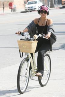 Vanessa Hudgens feet photo thumbnail
