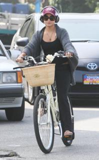 Vanessa Hudgens feet photo thumbnail