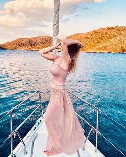 Hadise feet photo thumbnail