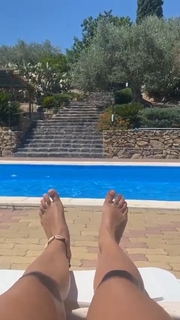 Julia Wieniawa-Narkiewicz feet photo thumbnail