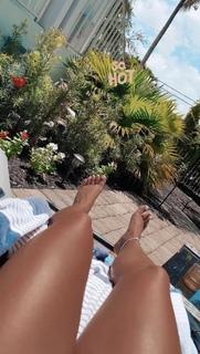 Amanda Saccomanno feet photo thumbnail