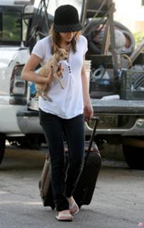 Hilary Duff feet photo thumbnail