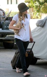 Hilary Duff feet photo thumbnail