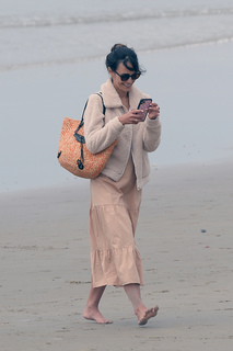 Jordana Brewster feet photo thumbnail