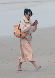 Jordana Brewster feet photo thumbnail
