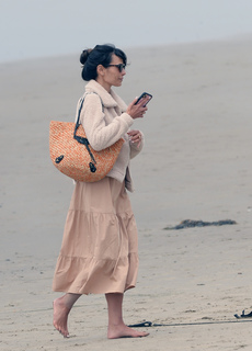 Jordana Brewster feet photo thumbnail
