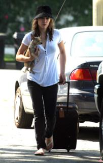 Hilary Duff feet photo thumbnail