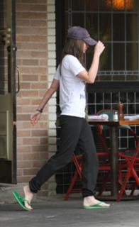 Megan Fox feet photo thumbnail