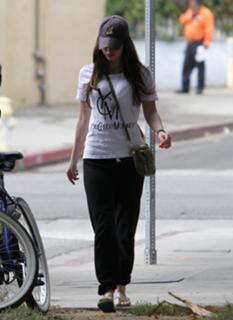 Megan Fox feet photo thumbnail