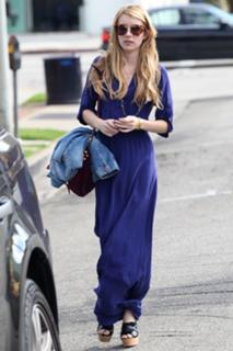 Emma Roberts feet photo thumbnail